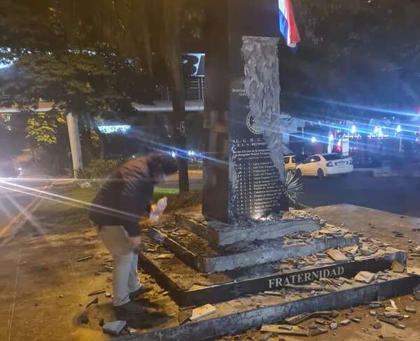 Kelembu destruyó polémico monolito masónico en Ciudad del Este - ABC en el Este - ABC Color