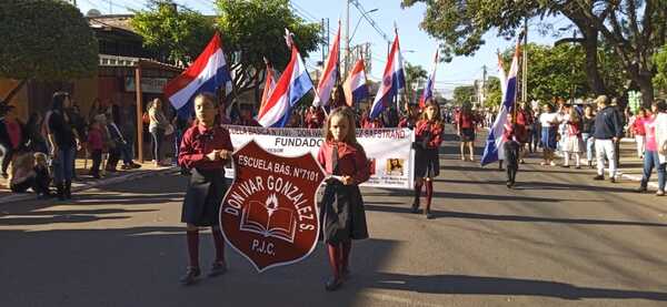 Escuela Don Ivar González Safstrand de Romero Cue participa por primer vez del desfile estudiantil - Radio Imperio 106.7 FM