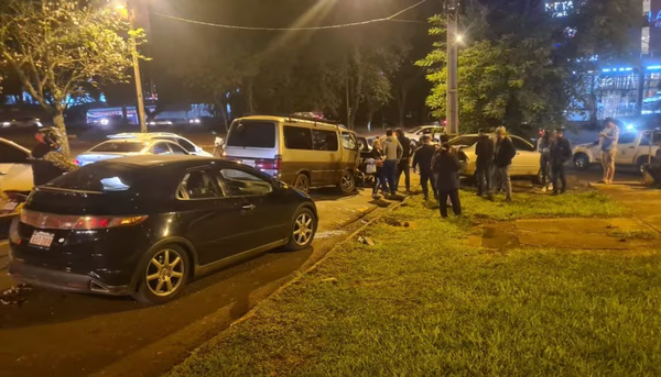 Hombre abandona a su familia en el vehículo tras ocasionar múltiple choque - Noticiero Paraguay