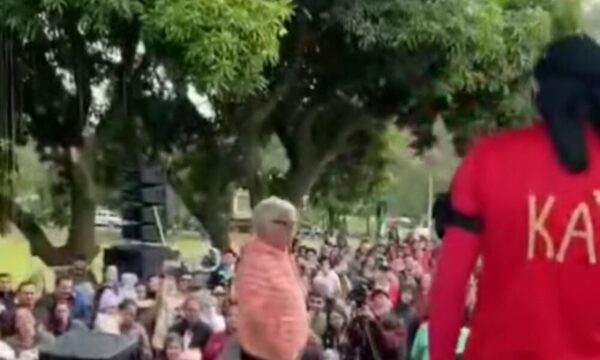 (VIDEO)Abuelita cautivó al rollo en Villarrica