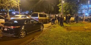 Hombre abandona a su familia en el vehículo tras ocasionar múltiple choque