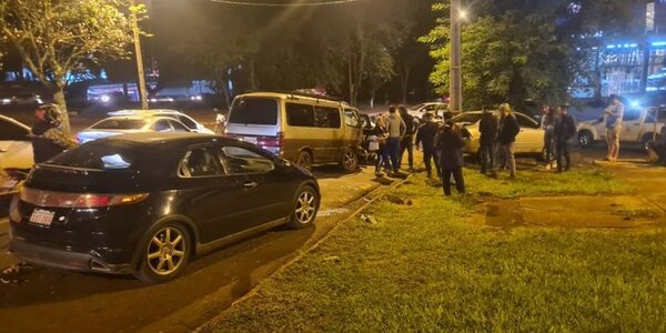 Hombre abandona a su familia en el vehículo tras ocasionar múltiple choque