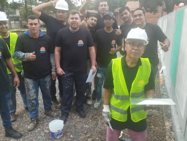 Tiene 77 años: el abuelito pintor de obras que sigue haciendo "lo que más le gusta"