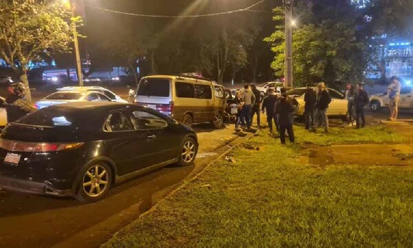 Hombre abandona a su familia en el vehículo tras ocasionar múltiple choque en Ciudad del Este – Prensa 5