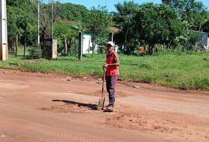 Vecino de Itapuami toma la iniciativa y repara ruta Luque-Limpio - Nacionales - ABC Color