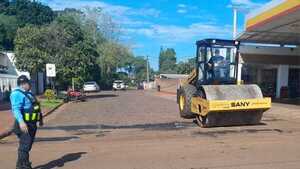 Tras presión de jóvenes, Municipalidad de Hohenau cierra baches de avenida principal