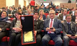 UNE marca presencia en conferencia dictada por Premio Nobel de la Paz