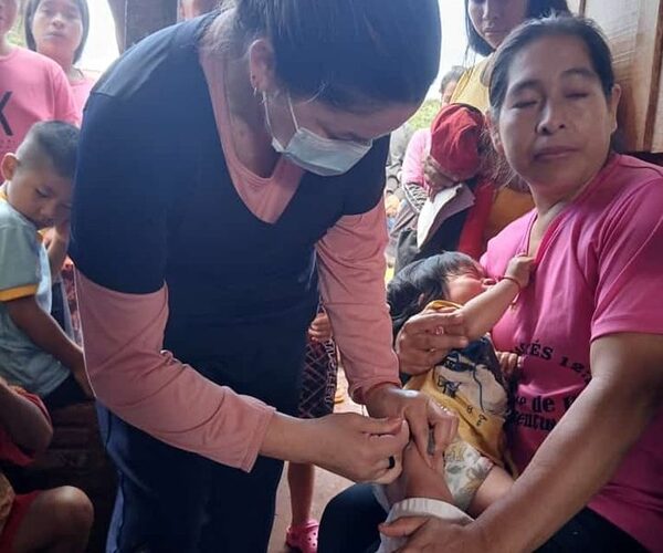 Asisten a familias de la comunidad indígena Puerto Barra en Naranjal
