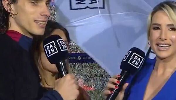 Novia de jugador del Bologna “marcó territorio” durante entrevista