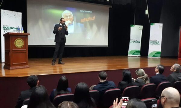 Realizan tradicional ciclo de conferencias por la Semana del Economista