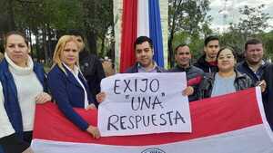 Docente ad honorem de la UNA protesta en reclamo de su reincorporación en Misiones