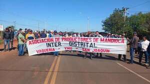 Mandioqueros cierran ruta para exigir mejor precio de sus productos - Nacionales - ABC Color