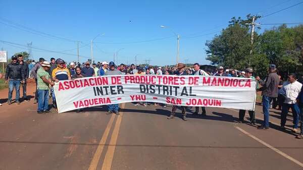 Mandioqueros cierran ruta para exigir mejor precio de sus productos - Nacionales - ABC Color