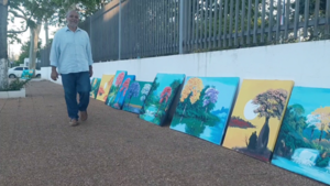 "Hace 40 años que me dedico a esto": pinta cuadros artísticos y los vende desde los 11 años - Unicanal
