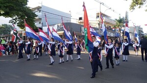 Desfile por festejo patrio fuera de época en Pedro Juan Caballero