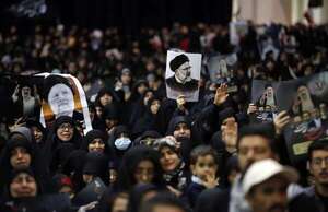 Decenas de miles de personas asisten al funeral del presidente iraní en Teherán  - Mundo - ABC Color