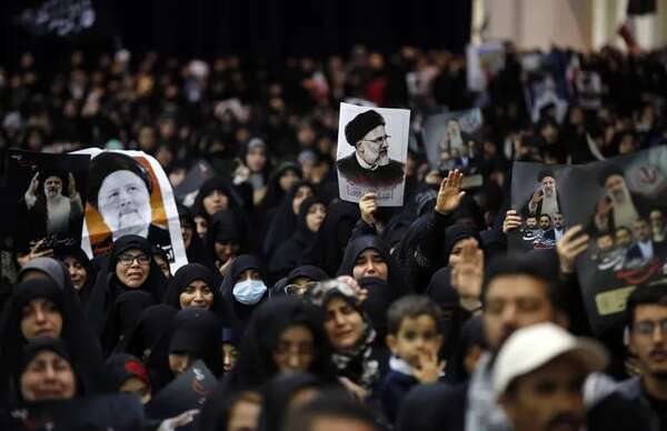 Decenas de miles de personas asisten al funeral del presidente iraní en Teherán - Mundo - ABC Color