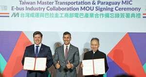 La Nación / Firman acuerdo para fabricación de buses eléctricos en Paraguay