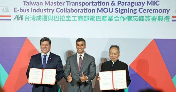 La Nación / Firman acuerdo para fabricación de buses eléctricos en Paraguay