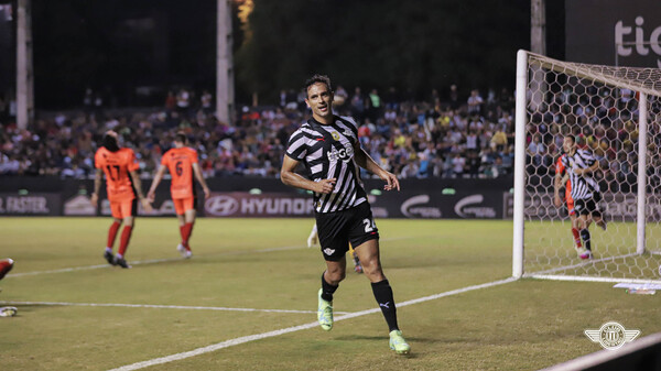 Libertad golea y vuelve a picar en punta - .::Agencia IP::.