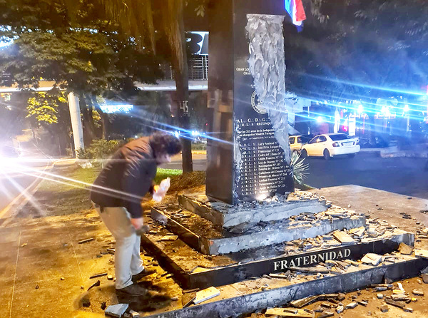 Ante inacción municipal, Kelembu tomó mazo y destruyó “monolito masónico” - La Clave