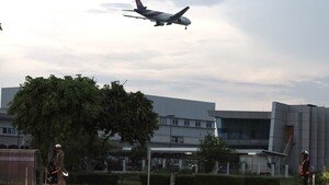 ¡Vuelo de terror! 20 pasajeros están en cuidados intensivos tras sufrir las turbulencias