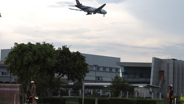 ¡Vuelo de terror! 20 pasajeros están en cuidados intensivos tras sufrir las turbulencias