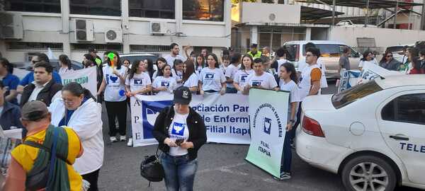 Enfermeros marchan por el microcentro en reclamo de histórica reivindicaciones - Megacadena - Diario Digital