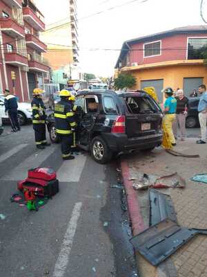 Un herido tras choque entre bus y camioneta en microcentro de Asunción - Unicanal