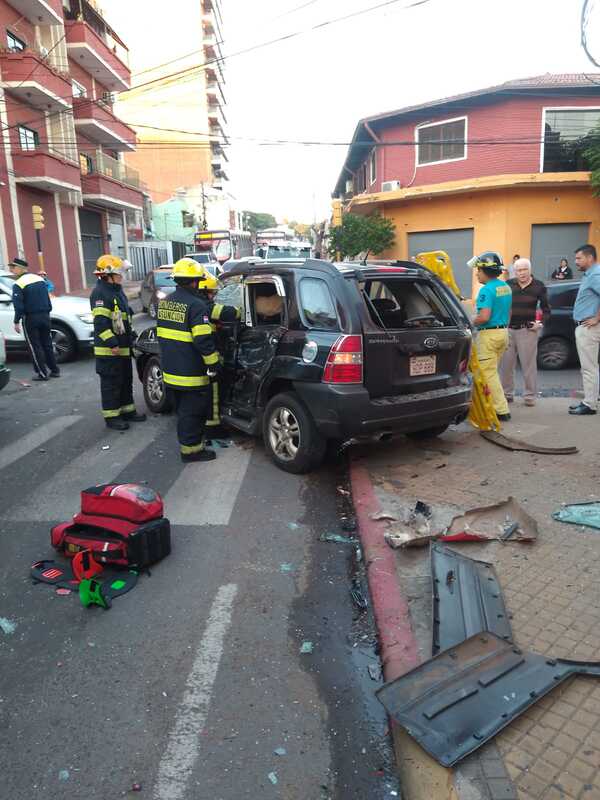 Un herido tras choque entre bus y camioneta en microcentro de Asunción - Unicanal