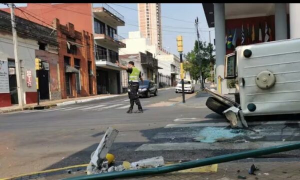 Choque entre colectivo y automóvil en Asunción