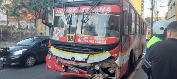 Colectivo chocó contra una camioneta en zona donde no funcionaba el semáforo - Policiales - ABC Color
