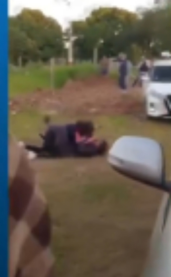 Esposa de arquero se reventó a golpes con una fanática en Luque