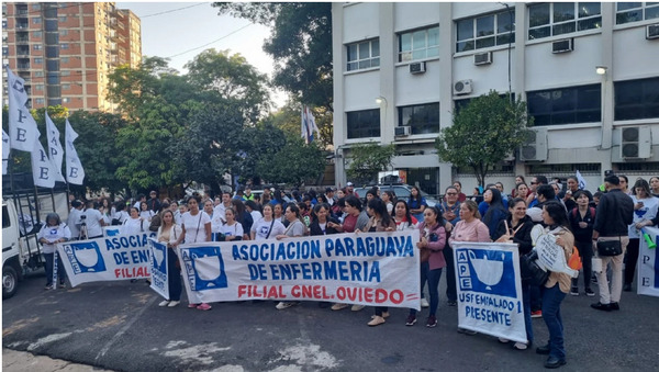 Enfermeras se movilizan para exigir mejores condiciones laborales