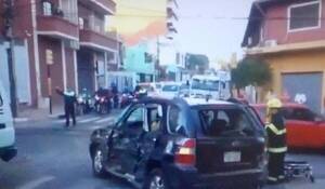 Semáforo no funcionaba y ¡pum! Colectivo y camioneta chocaron