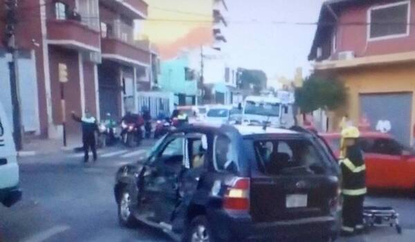 Semáforo no funcionaba y ¡pum! Colectivo y camioneta chocaron