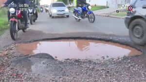 Gigante bache en la avenida Laguna Grande - SNT
