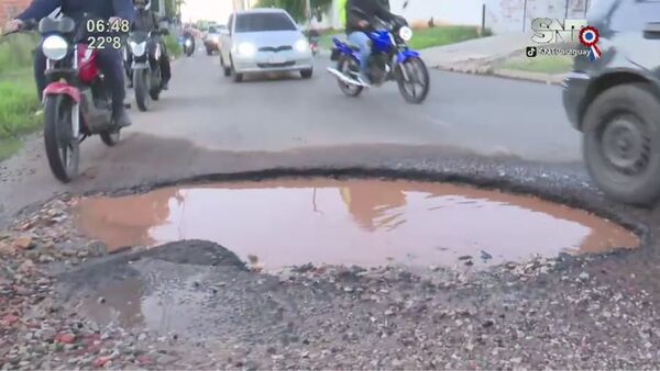 Gigante bache en la avenida Laguna Grande - SNT