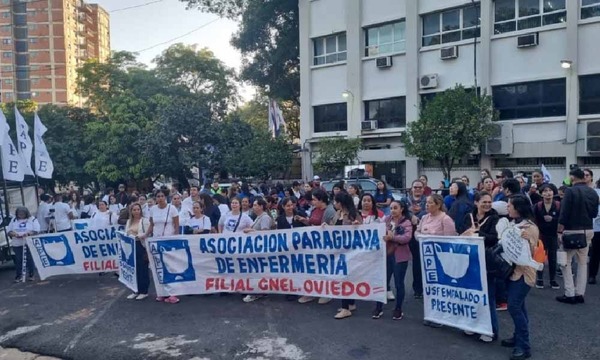 Movilización: Enfermeros exigen fondos y mejoras laborales - ADN Digital