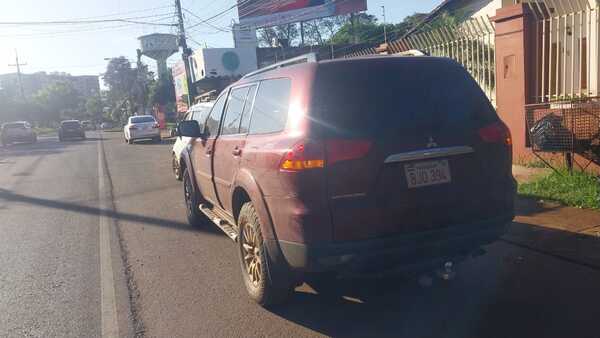 Tortoleros roban billetera del interior de una camioneta, frente a Identificaciones de la Policía - La Clave
