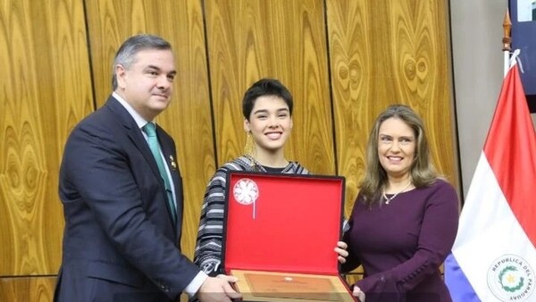 Aye Alfonso recibe premio de Diputados y anticipa sorpresas en Factor X