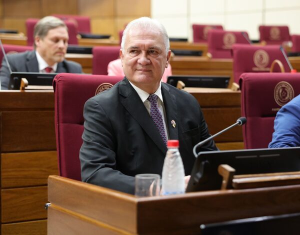 Emiliano Rolón se reúne con senadores tras pedido de oposición de informar sobre caso Pecci · Radio Monumental 1080 AM