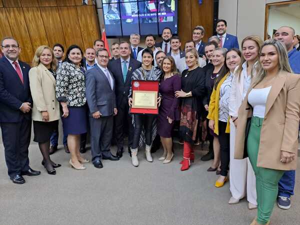 Ayelen Alfonso recibió premio 'Emiliano R. Fernández'