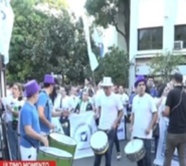 Enfermeros se manifiestan al Ministerio de Salud - Paraguay.com