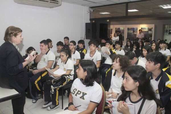 Alumnos se interiorizaron sobre el pasado reciente de la historia paraguaya