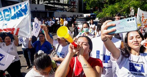 Diario HOY | Enfermeros marchan por más presupuesto y denuncian despidos