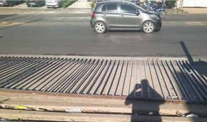 Caminaba de lo más tranqui y ¡un portón se le cayó encima!
