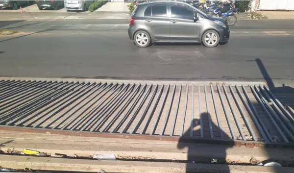 Caminaba de lo más tranqui y ¡un portón se le cayó encima!
