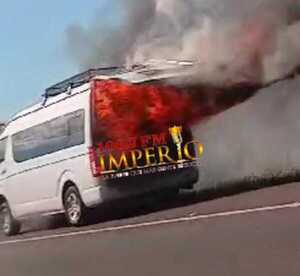 Minibús ardió en llamas sobre la ruta PY05 - Radio Imperio 106.7 FM