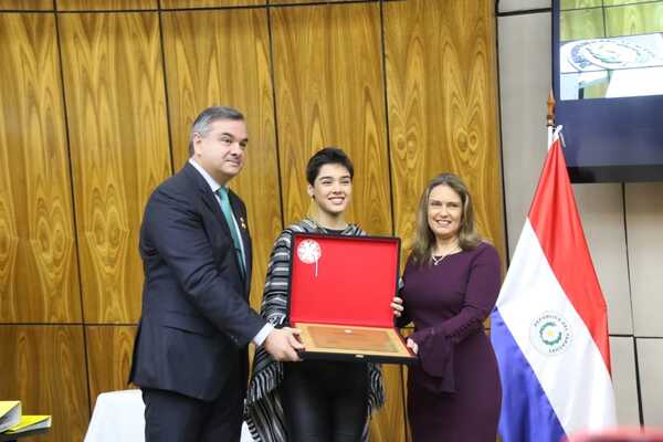 ¡Merecido! Aye Alfonso recibe galardón “Emiliano R. Fernández” - trece